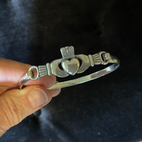 Vintage Sterling Silver Claddagh Hinged Bracelet from Ireland; New Condition - Picture 15 of 16
